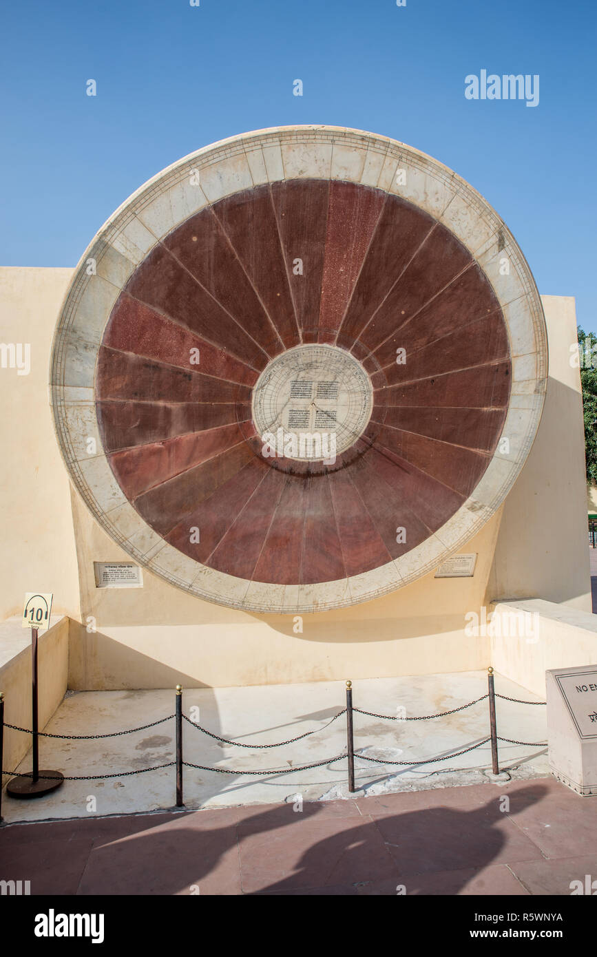 Narivalaya Yantra meridiana al complesso di strumenti astronomici Jantar Mantar, Jaipur, Rajasthan, India Foto Stock