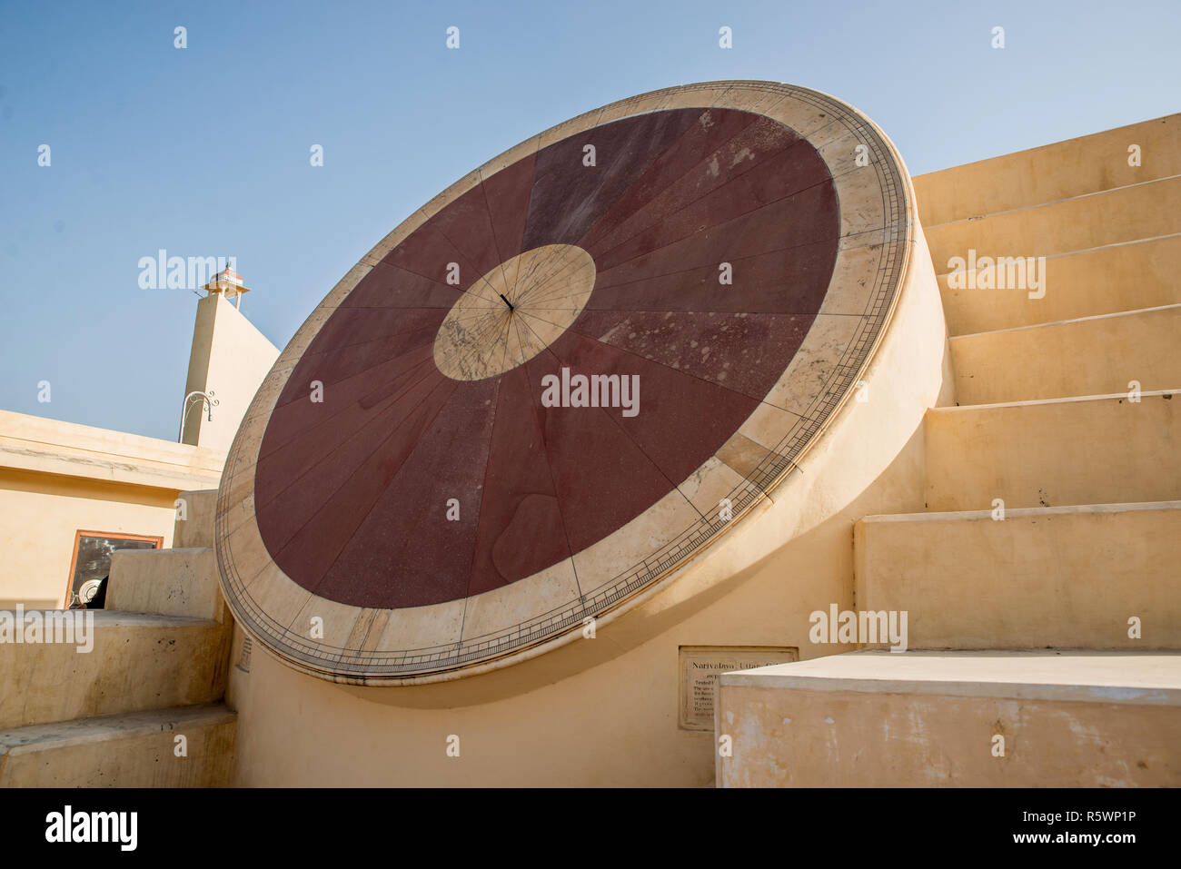 Narivalaya Yantra meridiana al complesso di strumenti astronomici Jantar Mantar, Jaipur, Rajasthan, India Foto Stock