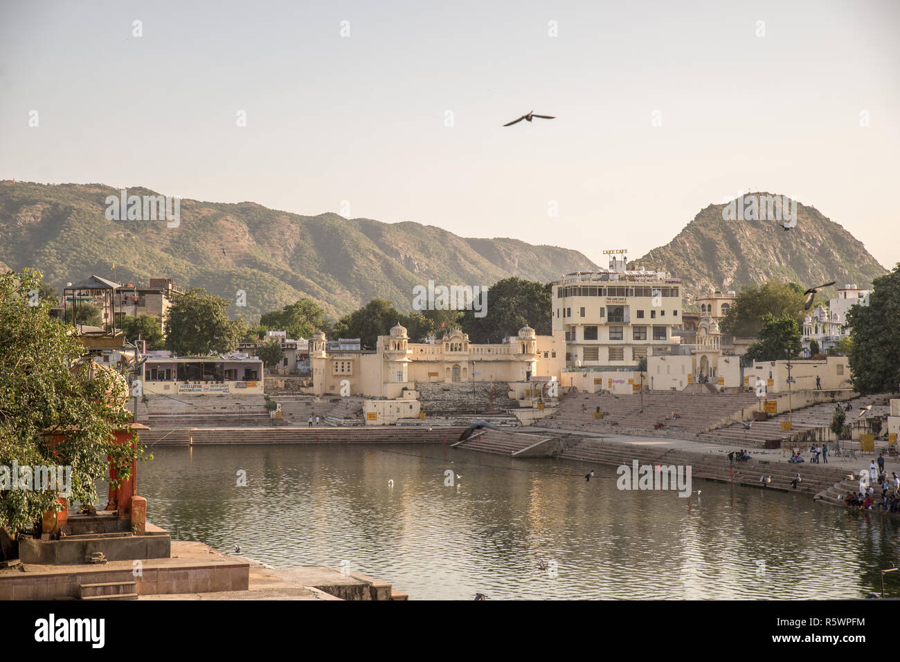 Pushkar Lago e i suoi Ghats, Rajasthan, India Foto Stock