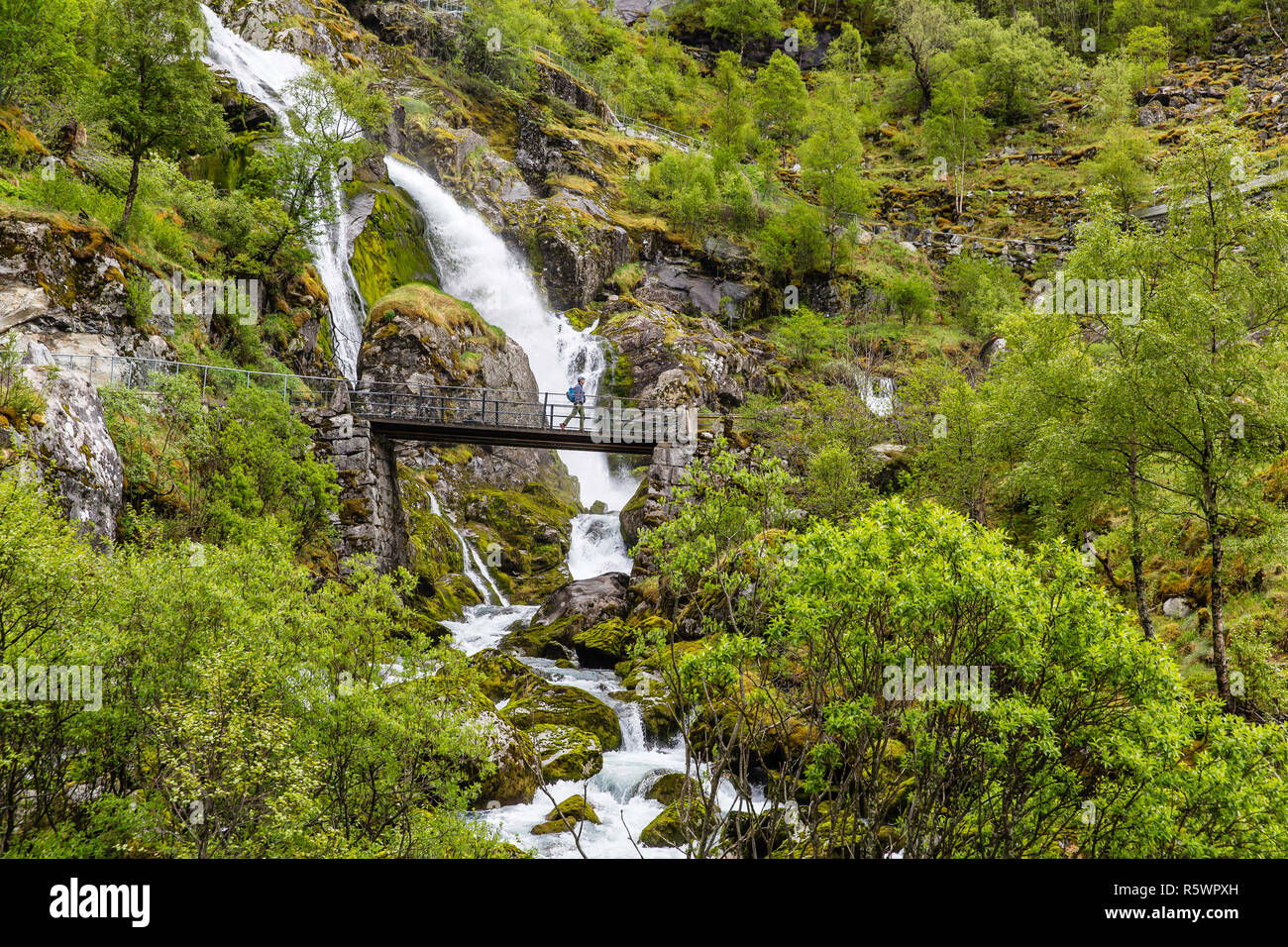 Snowmelt cascata nella valle di Briksdal, Olden, Norvegia. Foto Stock