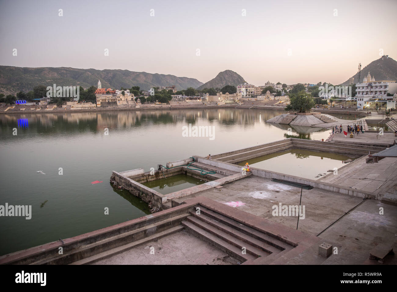 Ghats sul lago Pushkar, Pushkar, Rajasthan, India Foto Stock