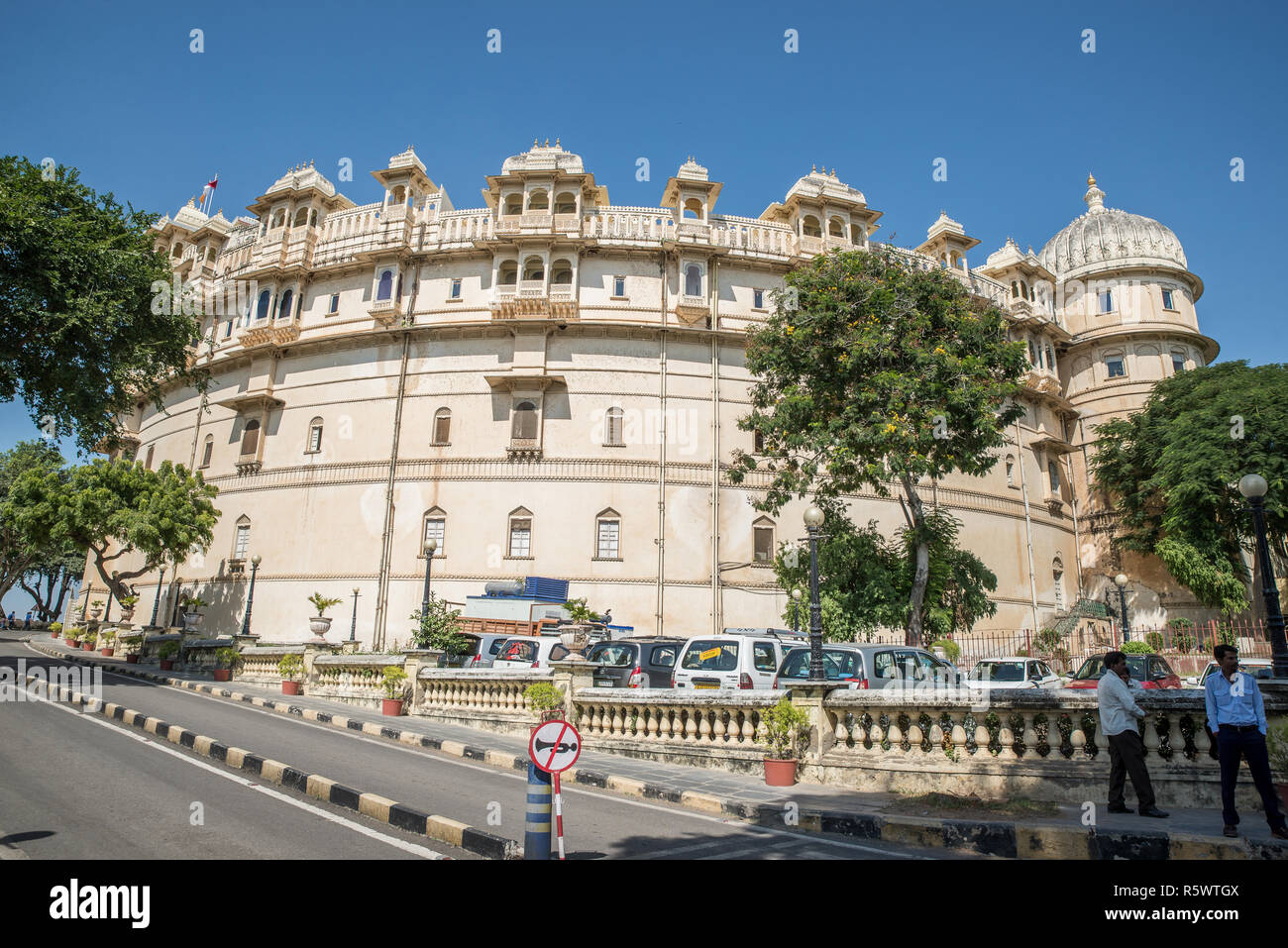 Vista esterna del palazzo cittadino, Udaipur, Rajasthan, India Foto Stock