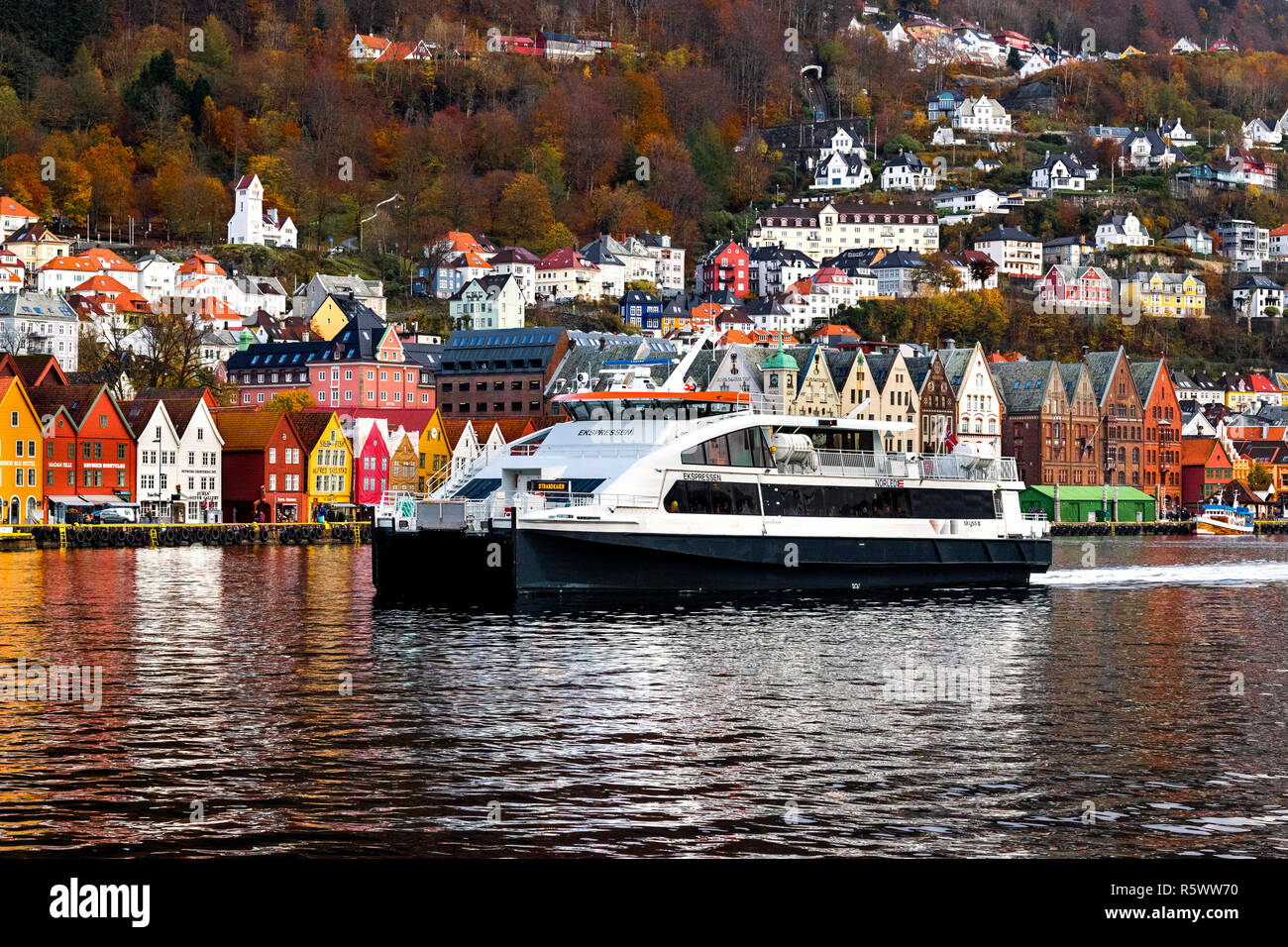 Ad alta velocità per i passeggeri Ekspressen Catamarano partendo dal porto  di Bergen, Norvegia. Patrimonio UNESCO edifici Bryggen in background Foto  stock - Alamy