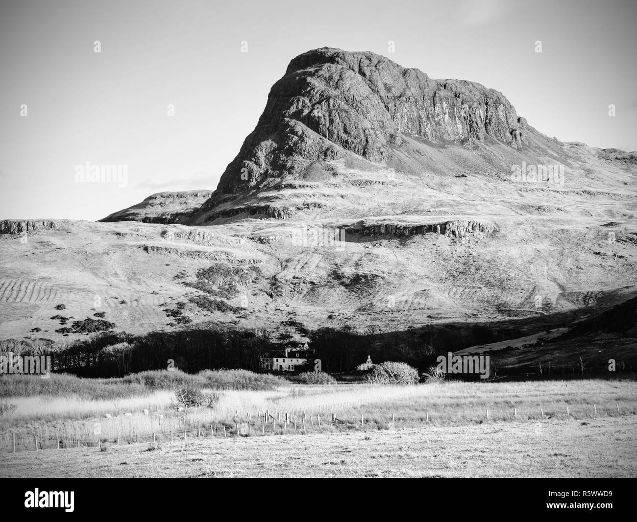 Esposti rocce di Preshal più montagna. Visualizzazione orizzontale sul isola di Skye highlands scozzesi, Regno Unito Foto Stock