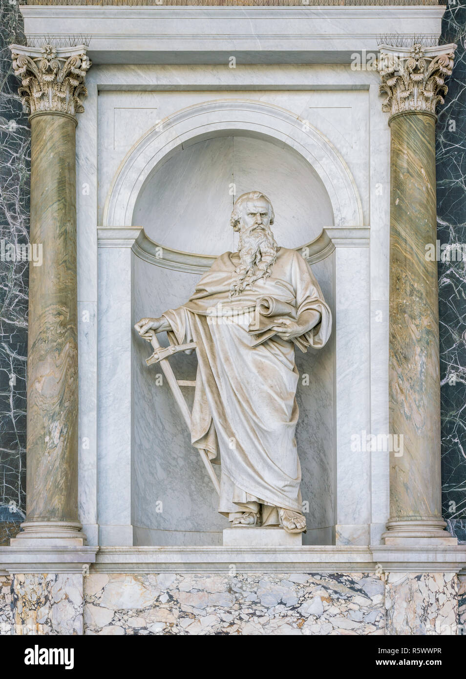 San Paolo statua nel portico della Basilica di San Paolo fuori le mura. Roma, Italia. Foto Stock