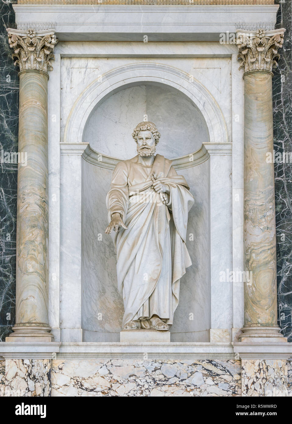 San Pietro statua nel portico della Basilica di San Paolo fuori le mura. Roma, Italia. Foto Stock
