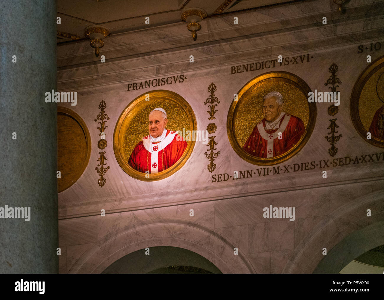 Papa Francesco mosaico nella Basilica di San Paolo fuori le Mura a Roma. Foto Stock