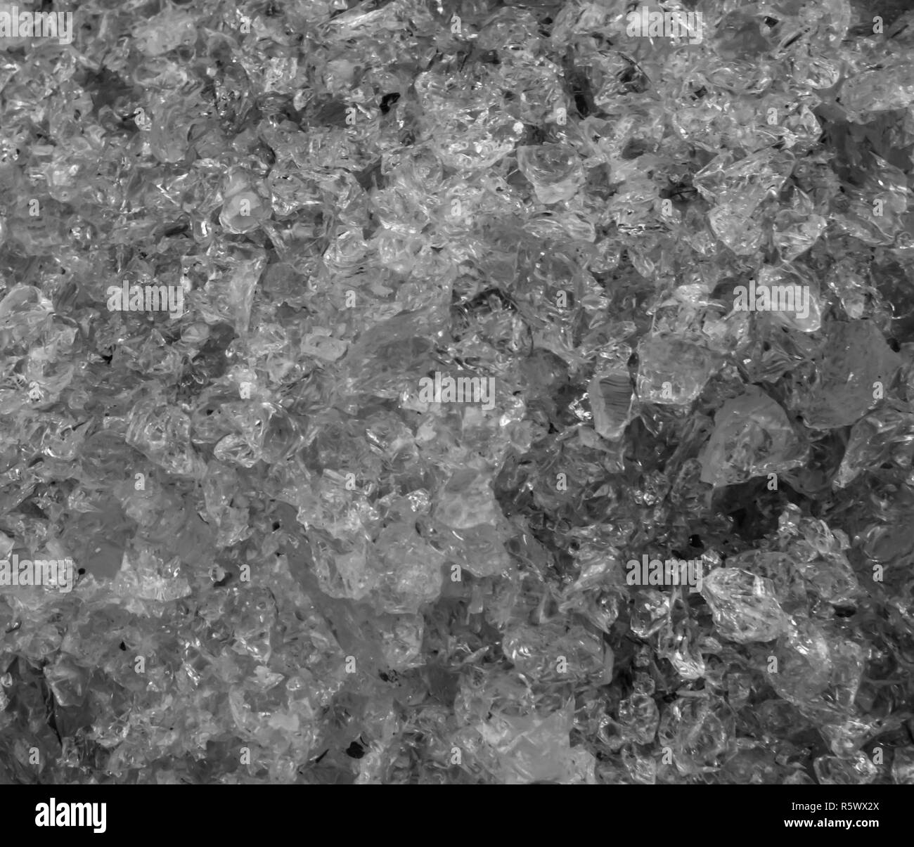 Modello di alcuni frammenti di vetro cristalli in macro closeup, una in bianco e nero di sfondo texture Foto Stock