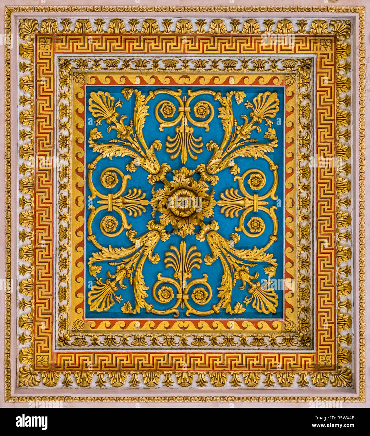 Golden decorazioni floreali dal soffitto della Basilica di San Paolo fuori le Mura a Roma. Foto Stock