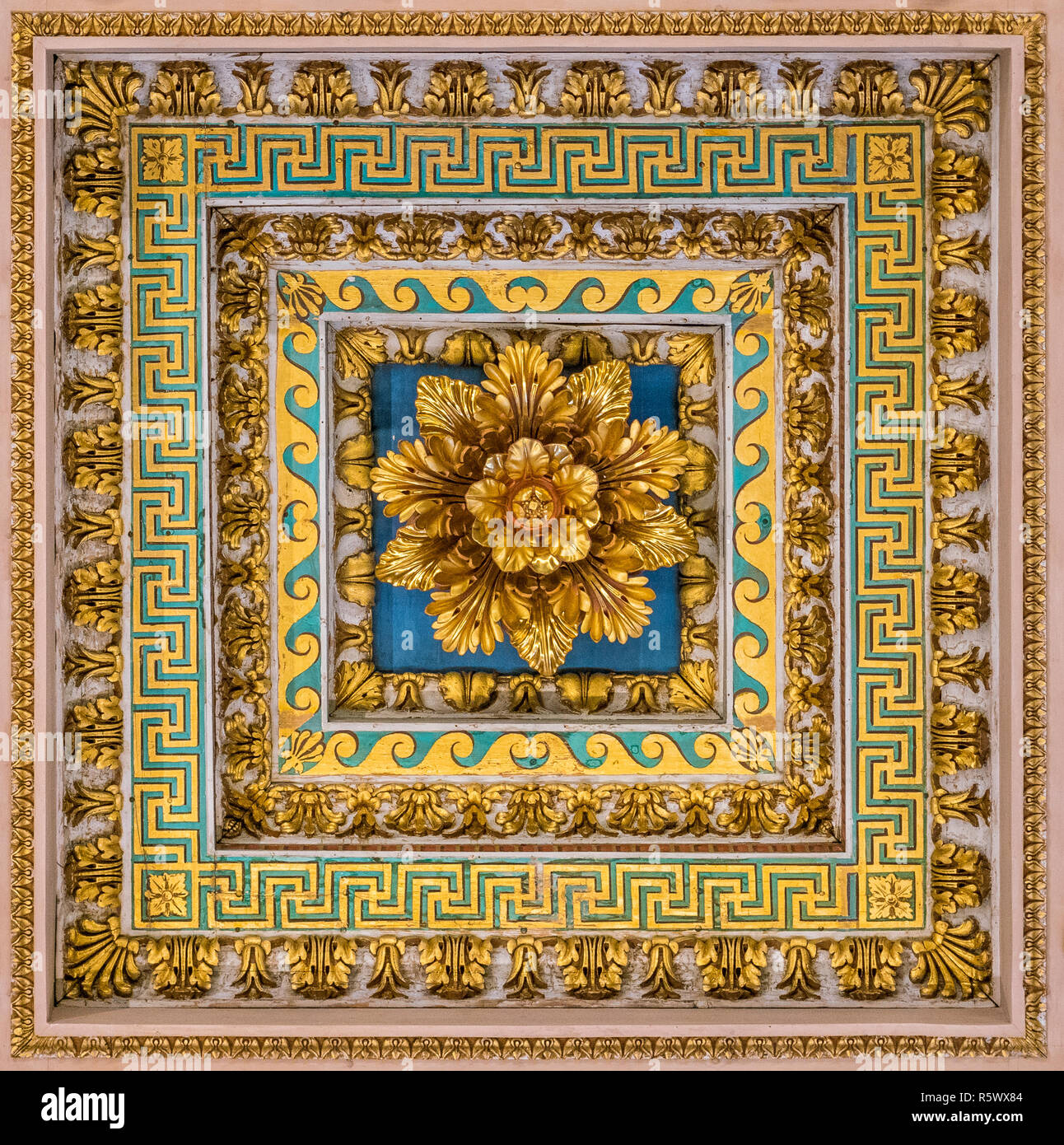 Golden decorazioni floreali dal soffitto della Basilica di San Paolo fuori le Mura a Roma. Foto Stock
