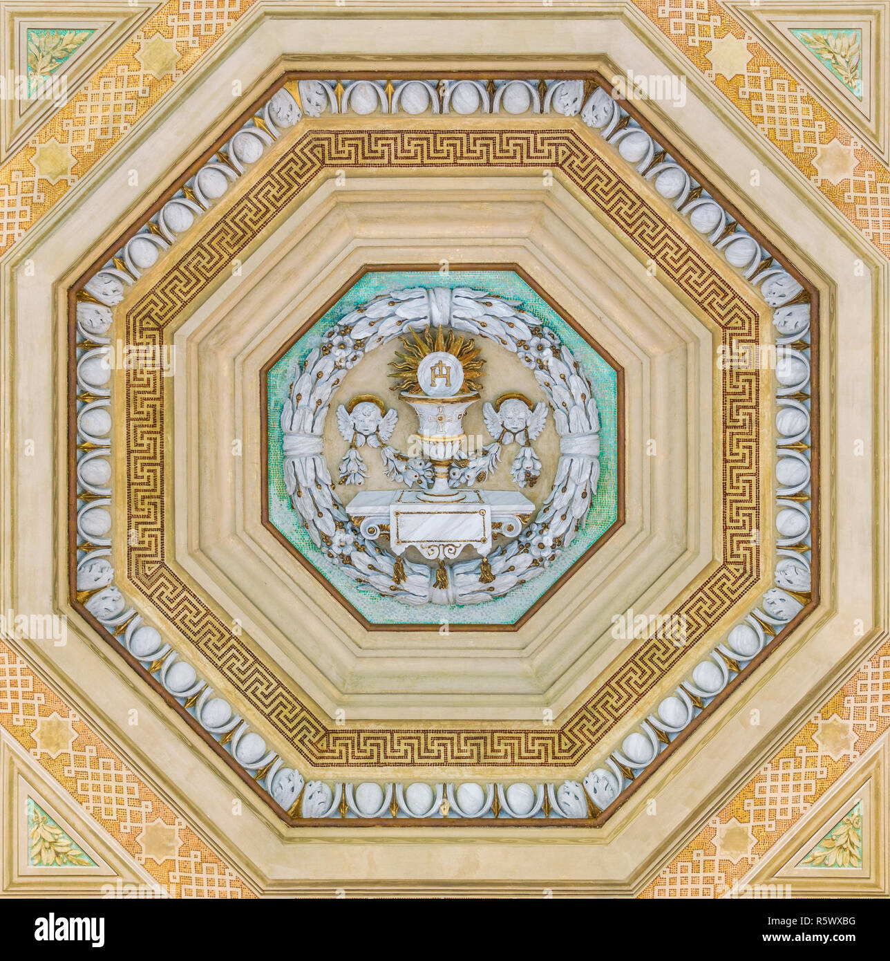 Decorazione dal soffitto del portico della Basilica di San Paolo fuori le mura. Roma, Italia. Foto Stock