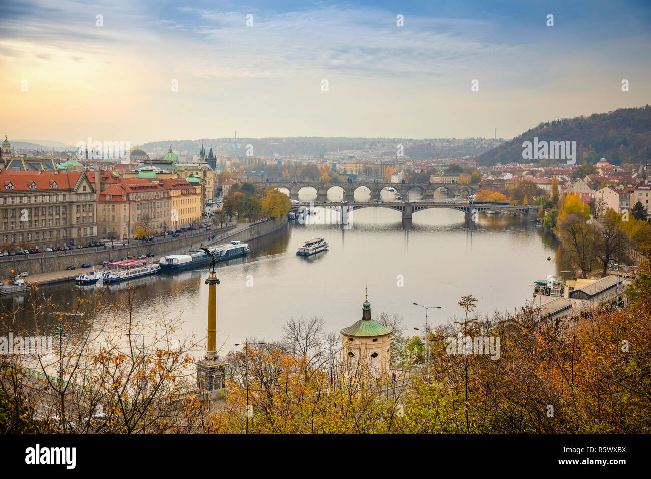 Visualizzare lo storico di ponti, Praga Città Vecchia e il fiume Moldava dal famoso punto di vista nella Letna Park o di Letenske sady, Repubblica Ceca Foto Stock