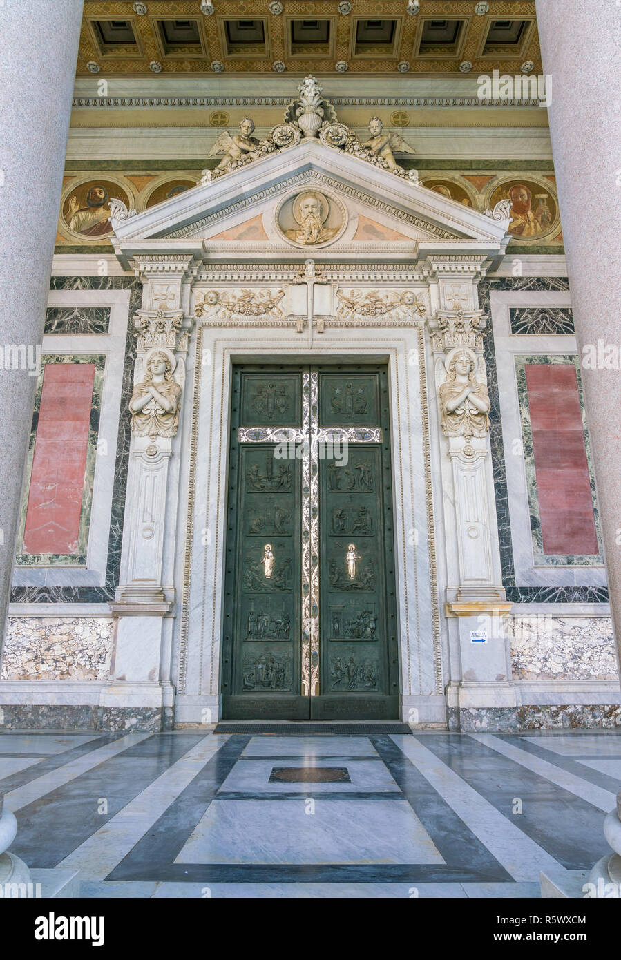 Porta principale della Basilica di San Paolo fuori le mura. Roma, Italia. Foto Stock