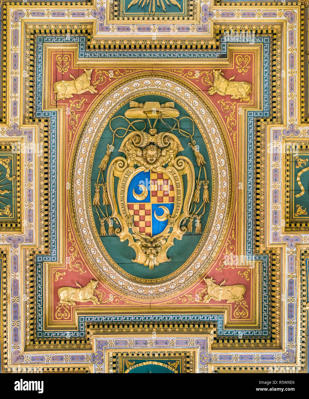Il Cardinale stemma dal soffitto della chiesa di San Marcello al Corso. Roma, Italia. Foto Stock