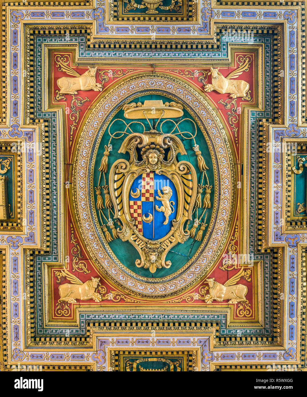 Il Cardinale stemma dal soffitto della chiesa di San Marcello al Corso. Roma, Italia. Foto Stock
