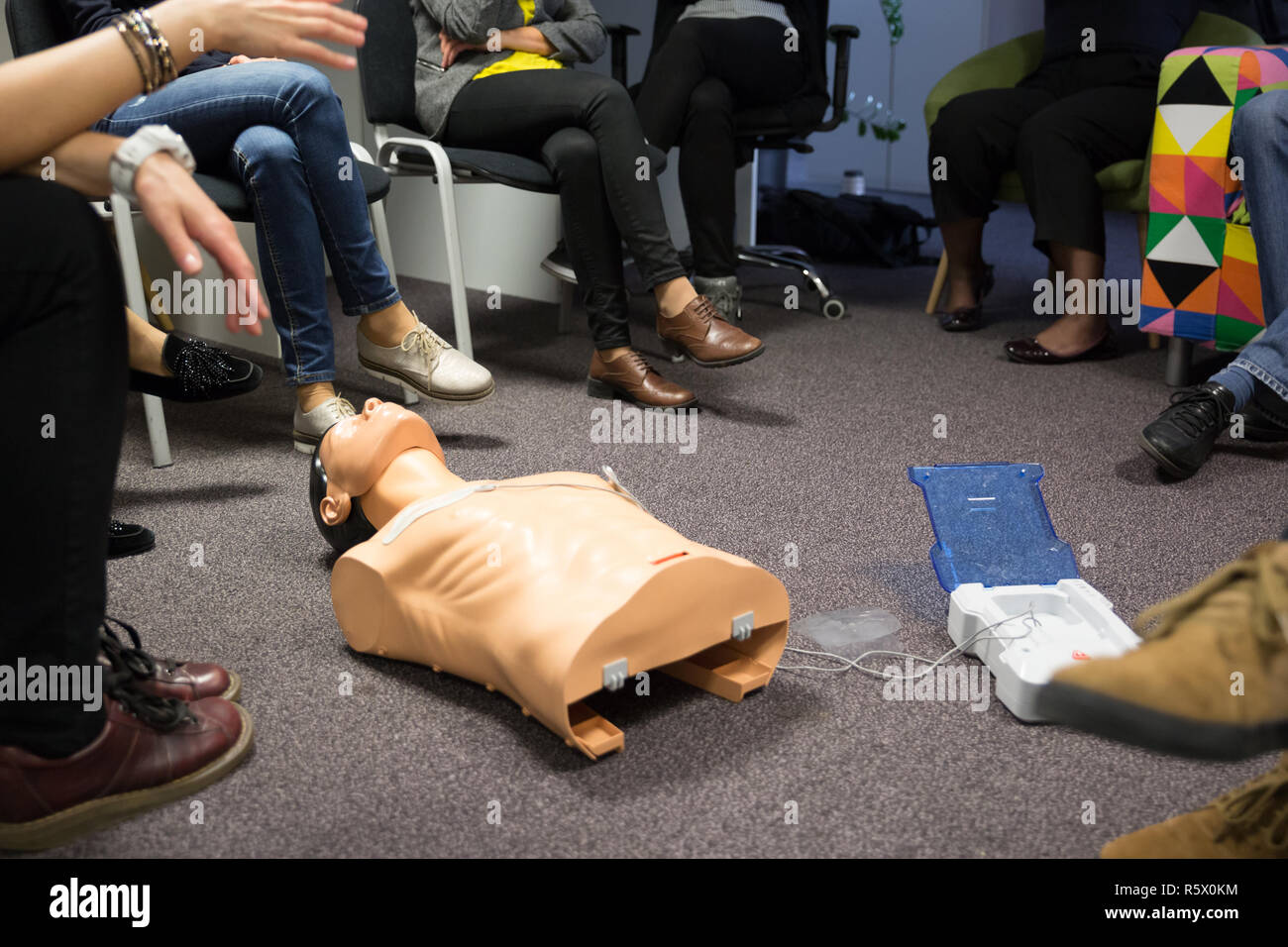 Corso di rianimazione cardiopolmonare con defibrillatore automatico esterno dispositivo, AED. Foto Stock