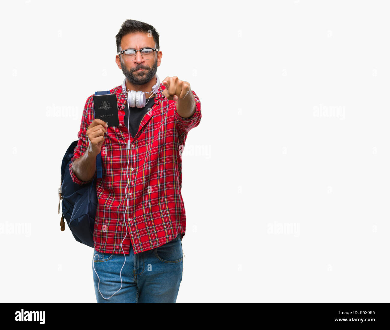 Adulto studente ispanico uomo con passaporto dell Australia su sfondo isolato puntando con il dito per la telecamera e a voi, mano segno, positivo un Foto Stock