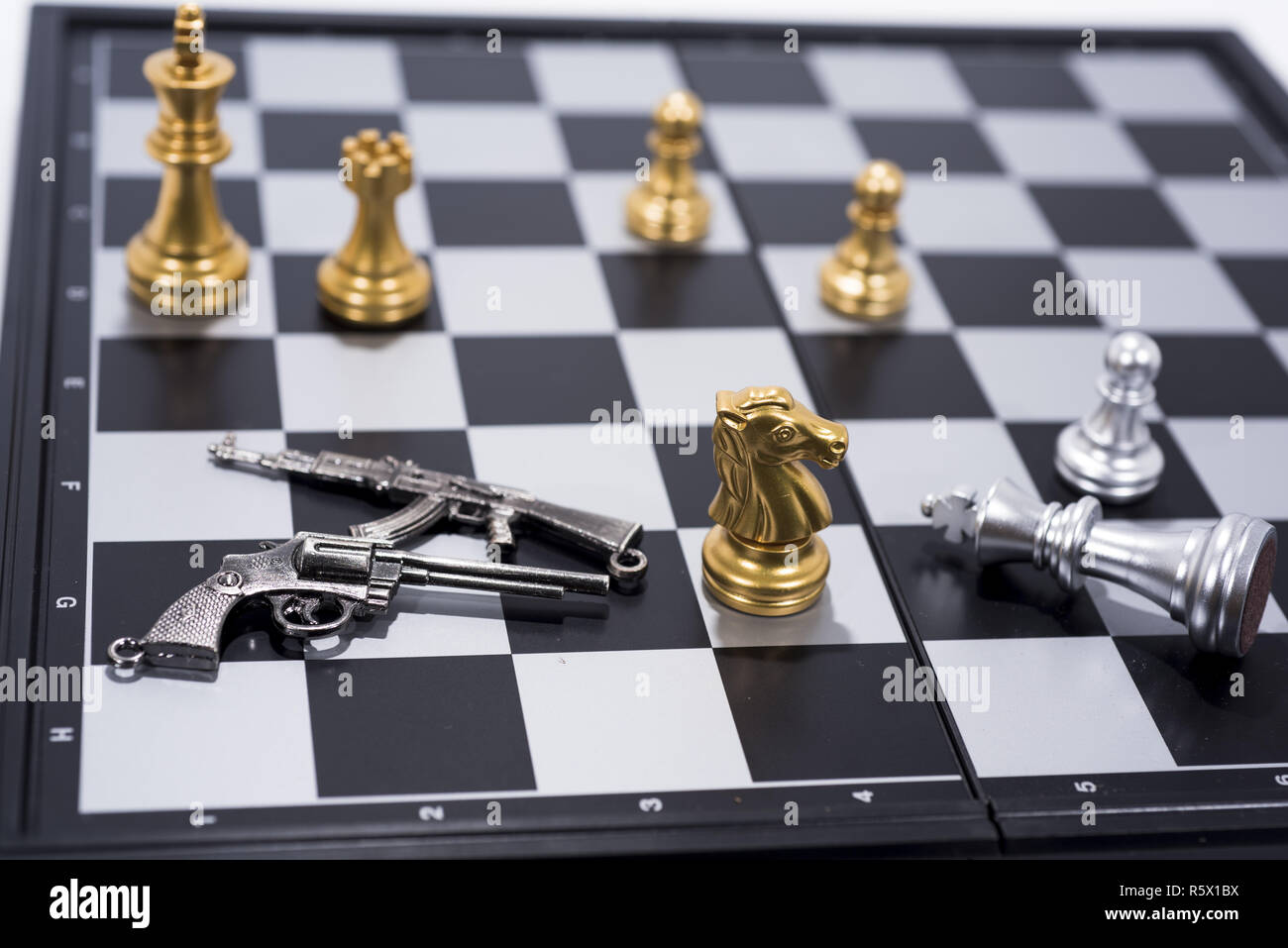 Scacchiera isolati su sfondo bianco. Golden e Silver figure. Foto Stock