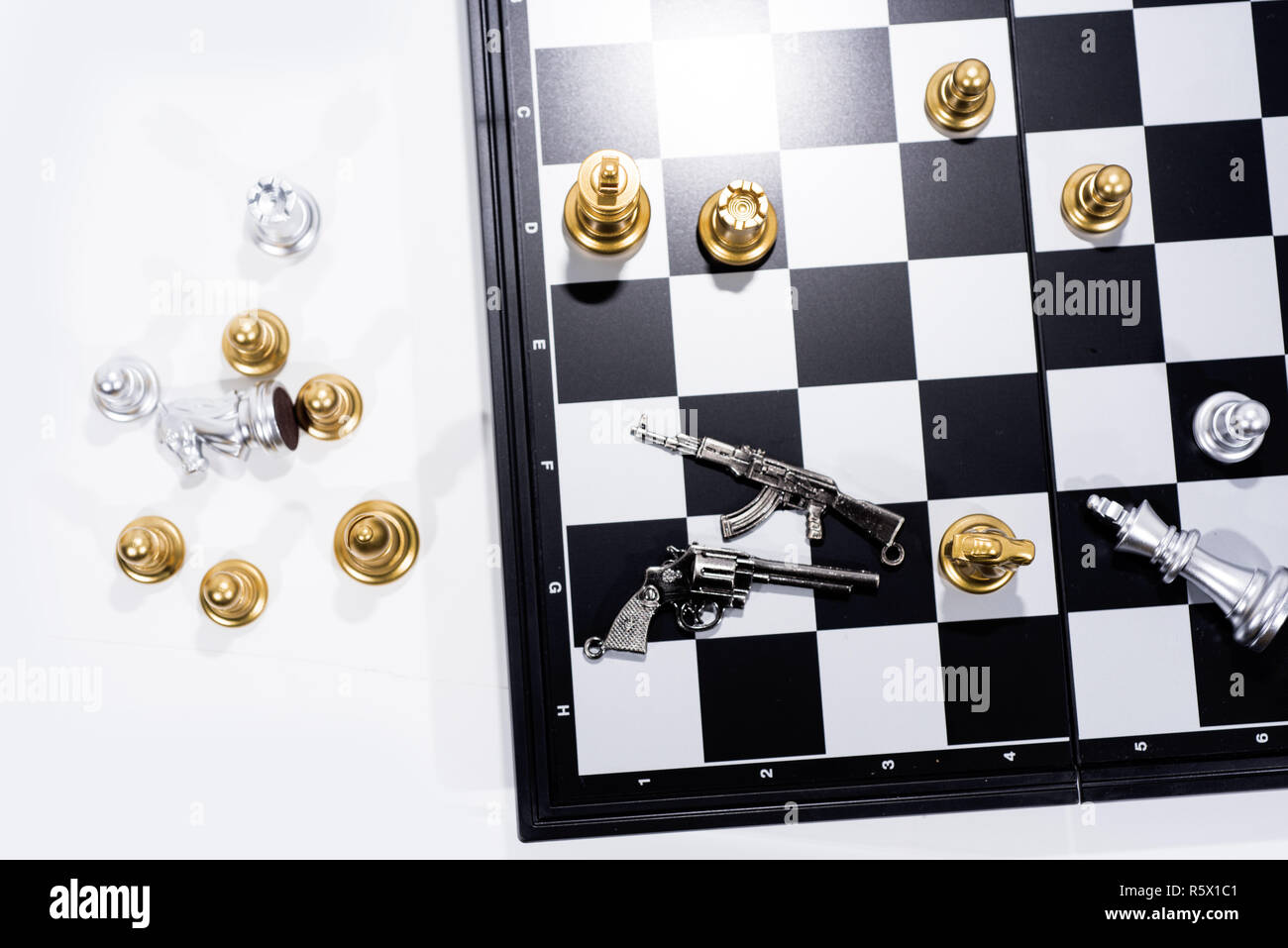 Scacchiera isolati su sfondo bianco. Golden e Silver figure. Foto Stock