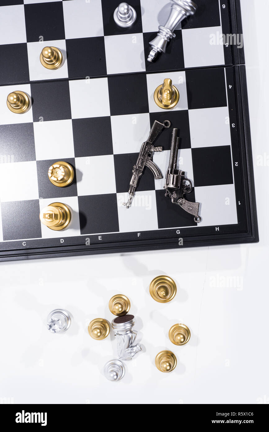 Scacchiera isolati su sfondo bianco. Golden e Silver figure. Foto Stock