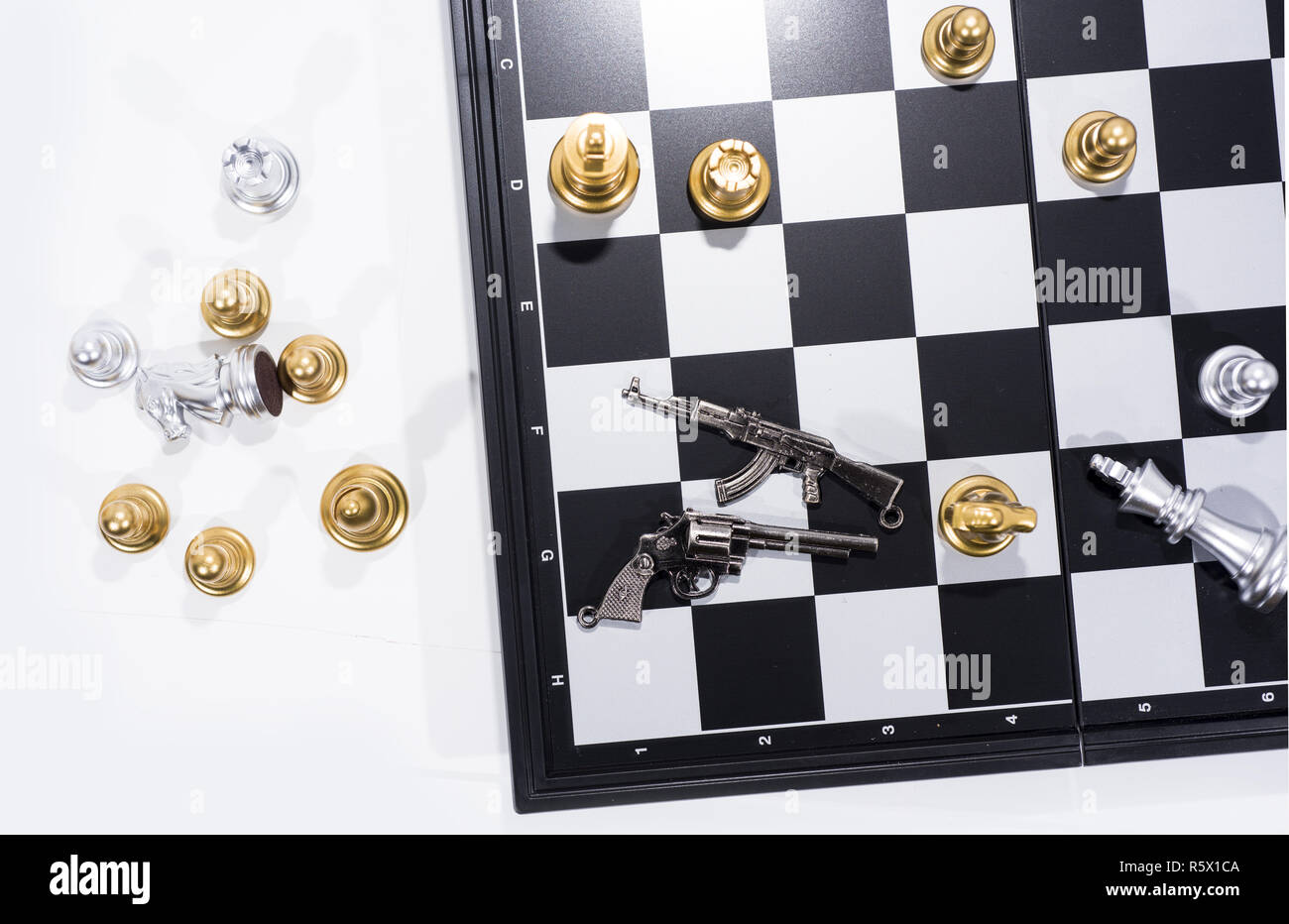 Scacchiera isolati su sfondo bianco. Golden e Silver figure. Foto Stock