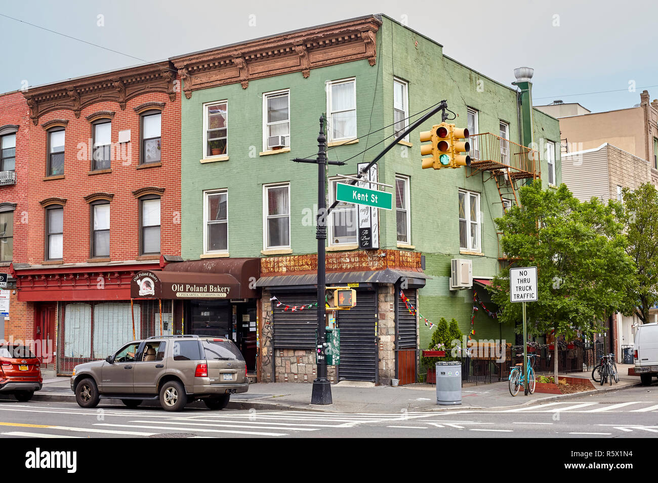New York, Stati Uniti d'America - Luglio 04, 2018: Kent Street nel quartiere di Greenpoint, conosciuto anche come Piccola Polonia, ha una grande polacco comunità di immigrati con uomo Foto Stock