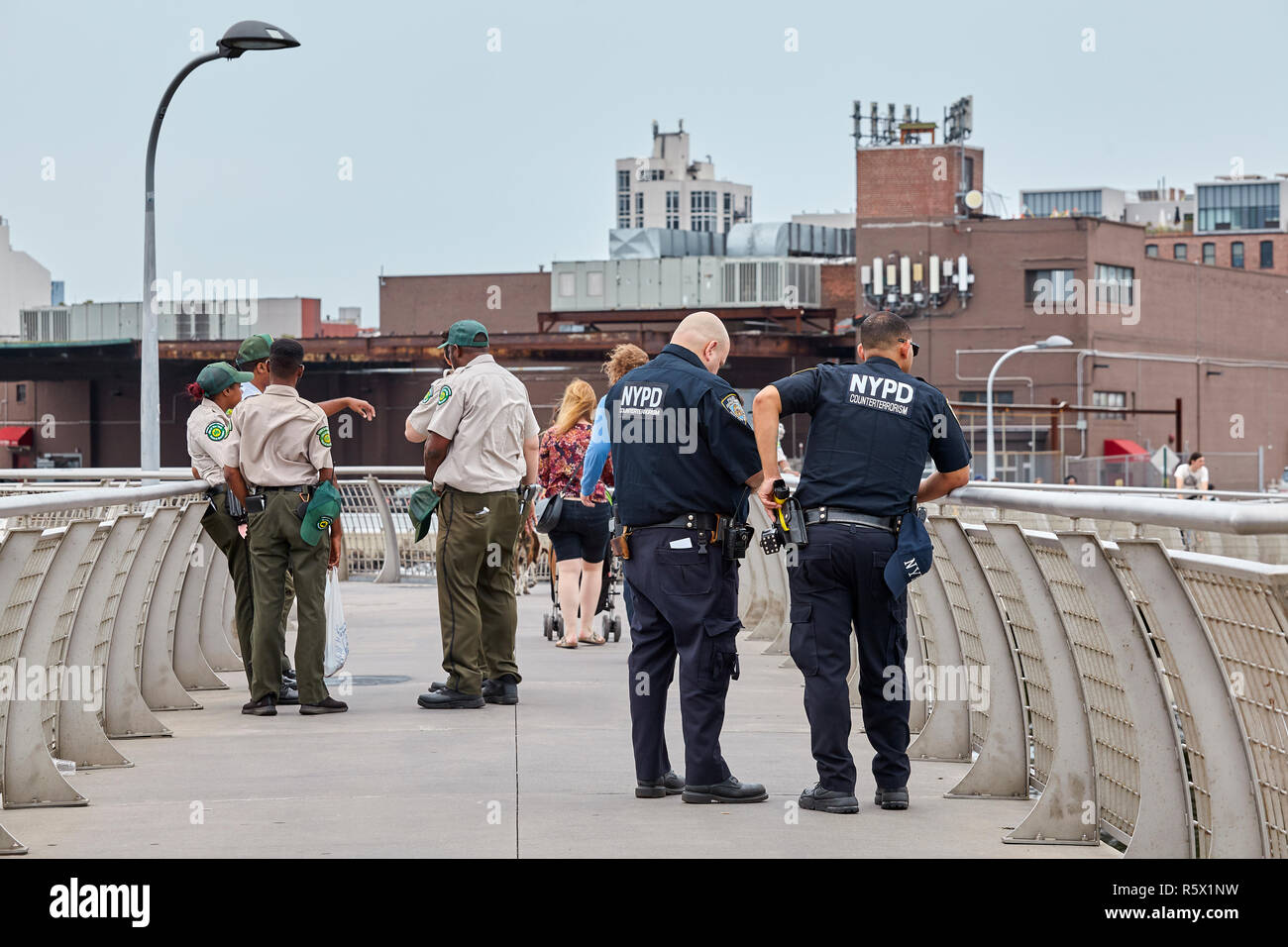 New York, Stati Uniti d'America - Luglio 04, 2018: Il NYPD e NYC Department of Parks & Recreation personale fissare il quarto di luglio Fireworks in prossimità dell'Est Foto Stock New York, Stati Uniti d'America - Luglio 04, 2018: Il NYPD e NYC Department of Parks & Recreation personale fissare il quarto di luglio Fireworks in prossimità dell'Est Foto Stock
