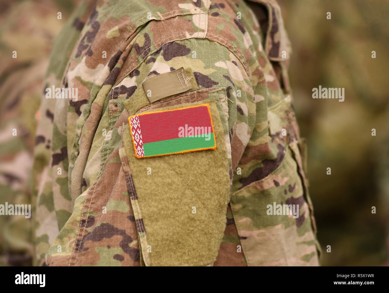 Bandiera della Bielorussia sul braccio di soldati (collage). Foto Stock