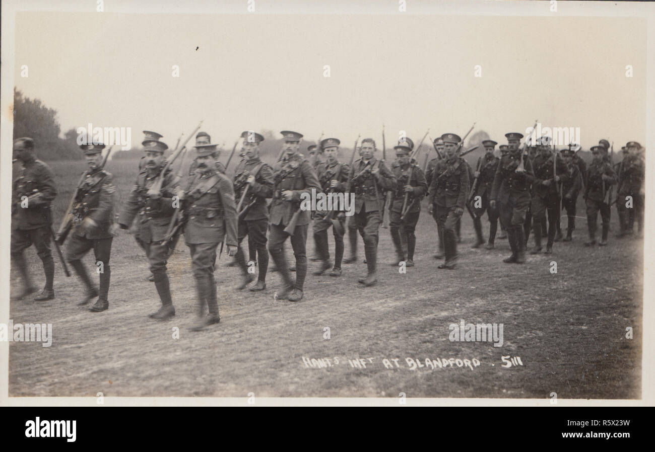 Vintage Cartolina fotografica dell esercito britannico di soldati. Il Hampshire fanteria a Blandford, Dorset. Foto Stock