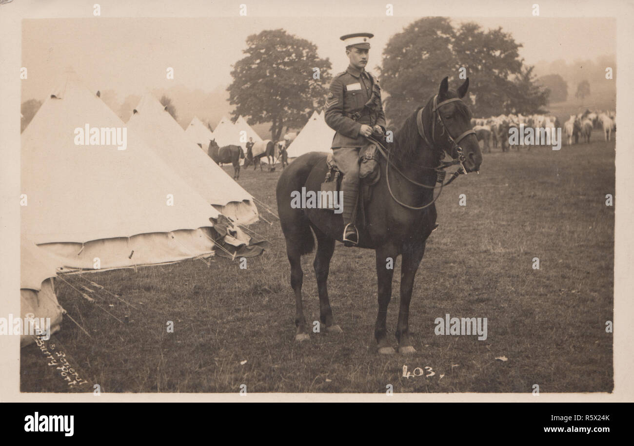 Vintage Cartolina fotografica di un esercito britannico soldato montato in un esercito Camp. Un Caporale sul suo cavallo. Foto Stock
