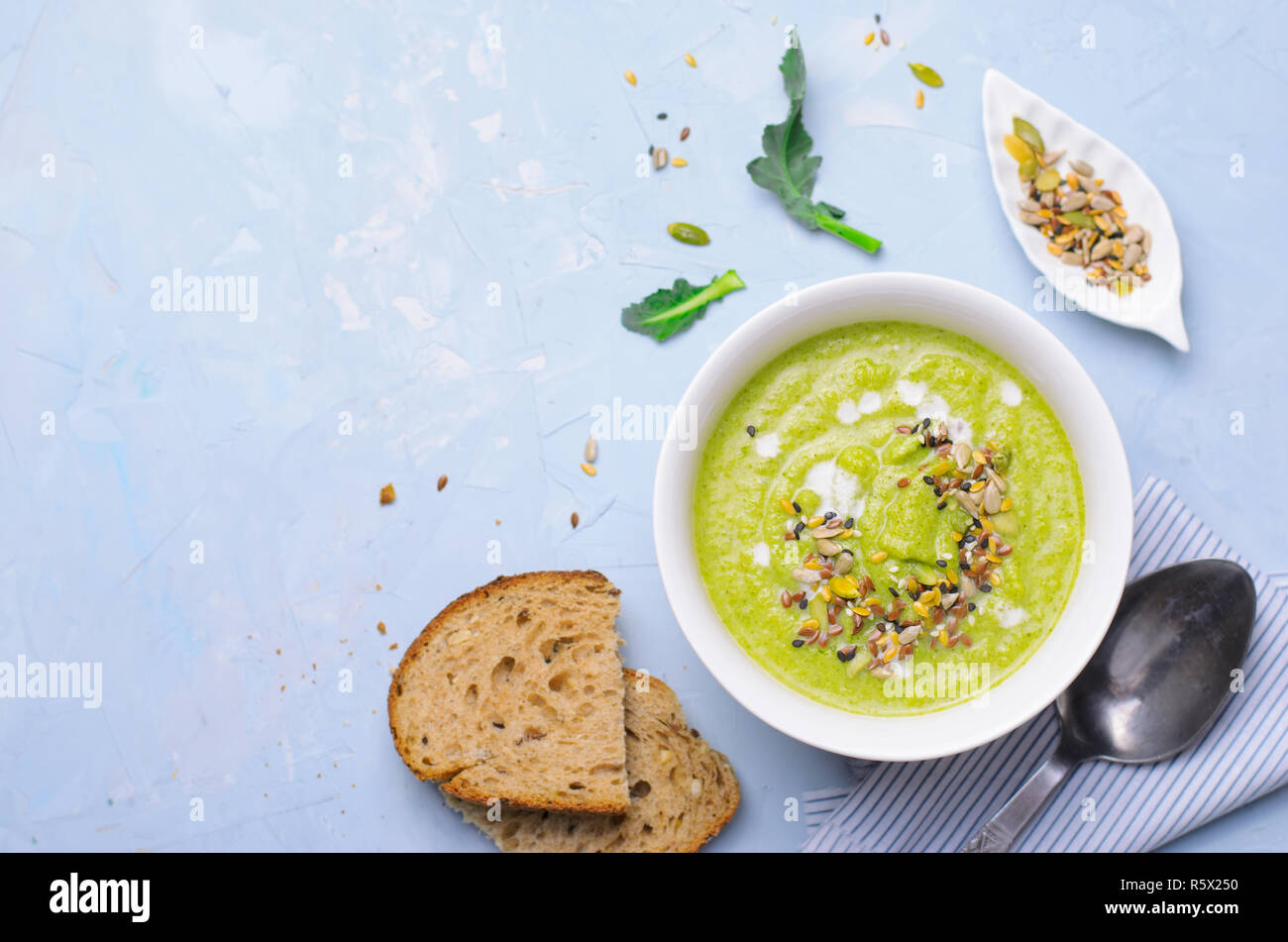 Green Vegan Crema di broccoli minestra con Non-Dairy anacardi Latte e mix  di sementi, Detox mangiare sano e delizioso pasto vegetariano Foto stock -  Alamy
