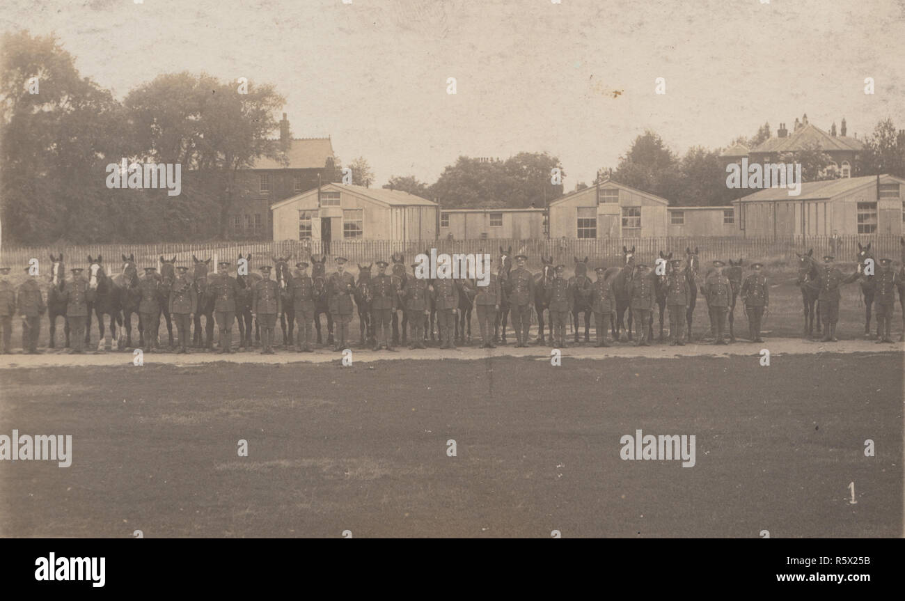 Vintage Colchester Cartolina fotografica che mostra una sezione montata britannica di soldati dell esercito Foto Stock
