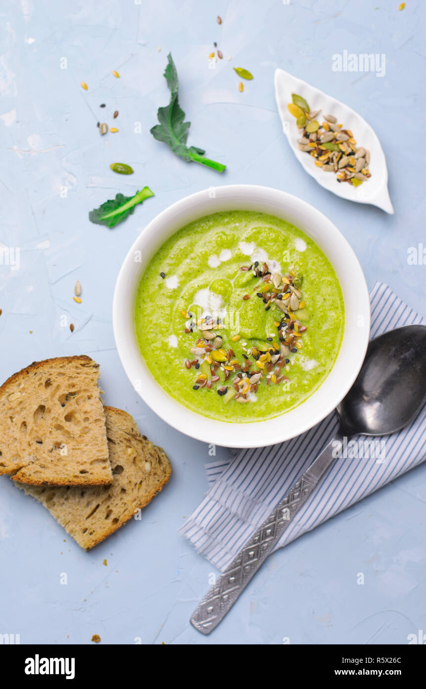 Green Vegan Crema di broccoli minestra con Non-Dairy anacardi Latte e mix di sementi, Detox mangiare sano e delizioso pasto vegetariano Foto Stock