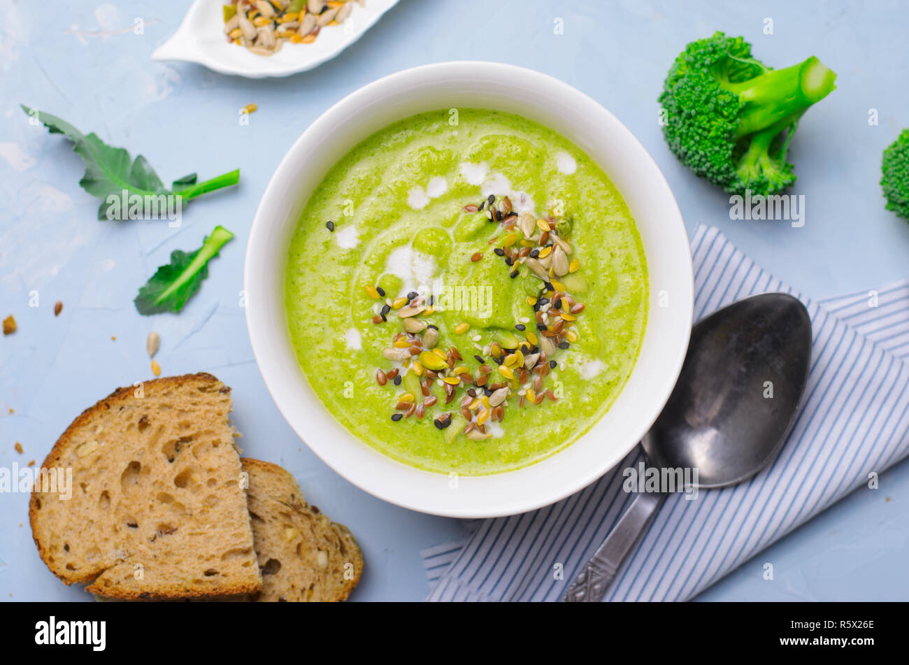 Green Vegan Crema di broccoli minestra con Non-Dairy anacardi Latte e mix di sementi, Detox mangiare sano e delizioso pasto vegetariano Foto Stock