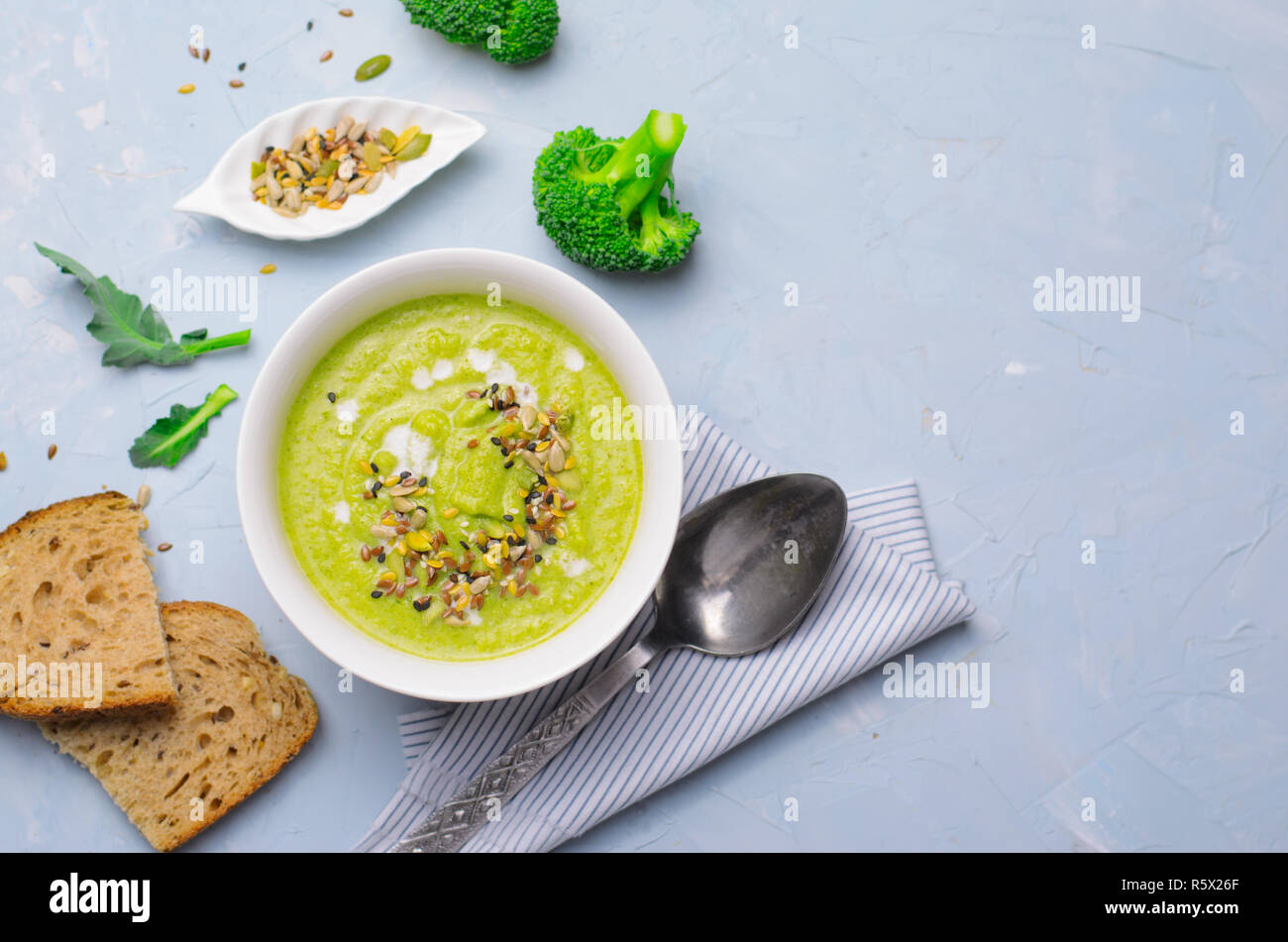 Green Vegan Crema di broccoli minestra con Non-Dairy anacardi Latte e mix di sementi, Detox mangiare sano e delizioso pasto vegetariano Foto Stock