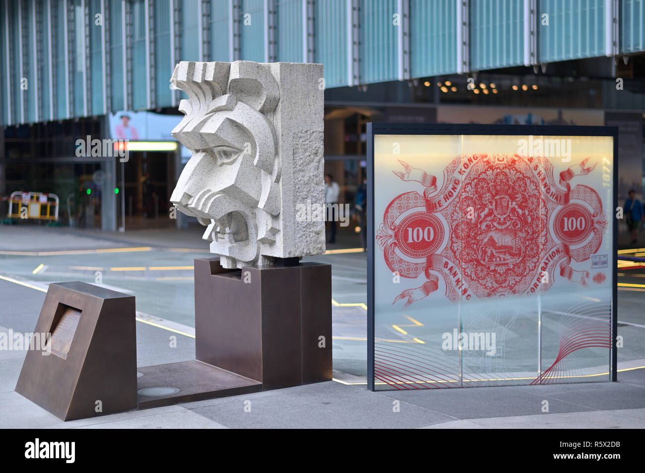 Opere d'arte e un grande conto di 100 HKD presso la Hongkong e Shanghai Banking Corporation Limited, Hong Kong CN Foto Stock