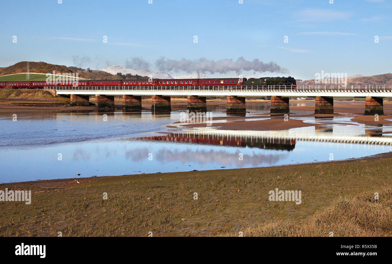 46115 Scots Guardsman capi su Eskmeals viadotto sulla 25.3.17 su la costa del Cumbria linea. Foto Stock