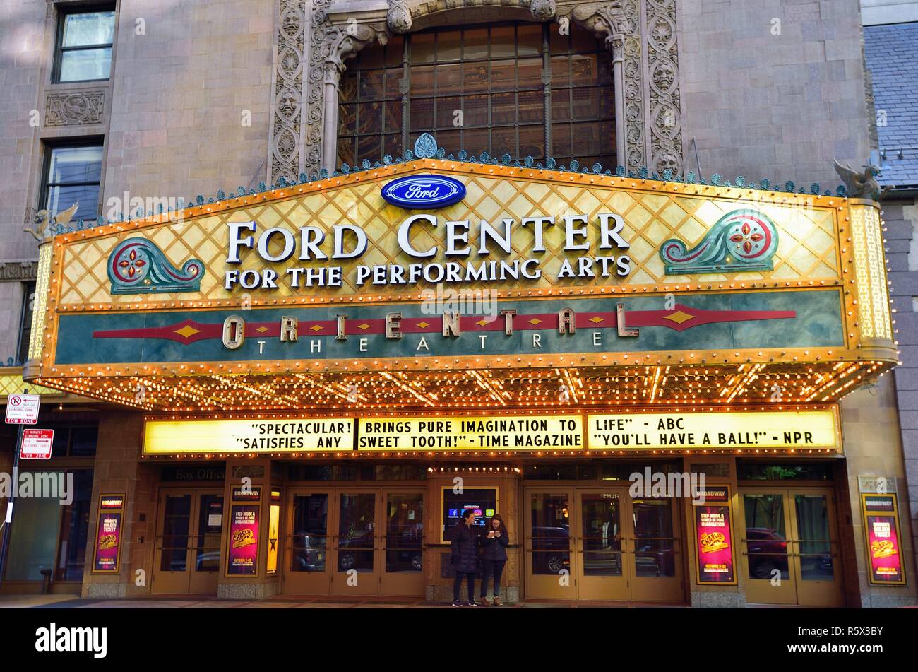 Chicago, Illinois, Stati Uniti d'America. La Ford Center for the Performing Arts/Oriental Theatre il Randolph Street nella città del loop e il quartiere del teatro. Foto Stock