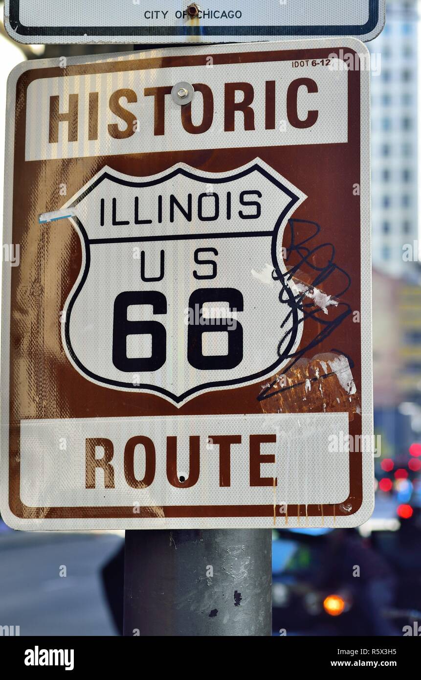 Chicago, Illinois, Stati Uniti d'America. Un segno di Chicago il famoso Loop commemora un'altra famosa icona, storico US Route 66. Foto Stock