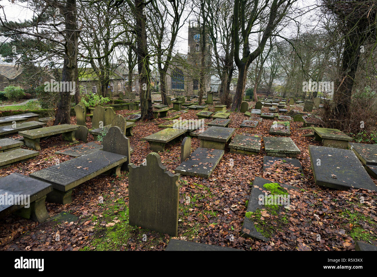 La chiesa e il cimitero di San Michele e Tutti gli Angeli' Church, Haworth, West Yorkshire. Famoso per la sua famiglia di Bronte associazione. Foto Stock