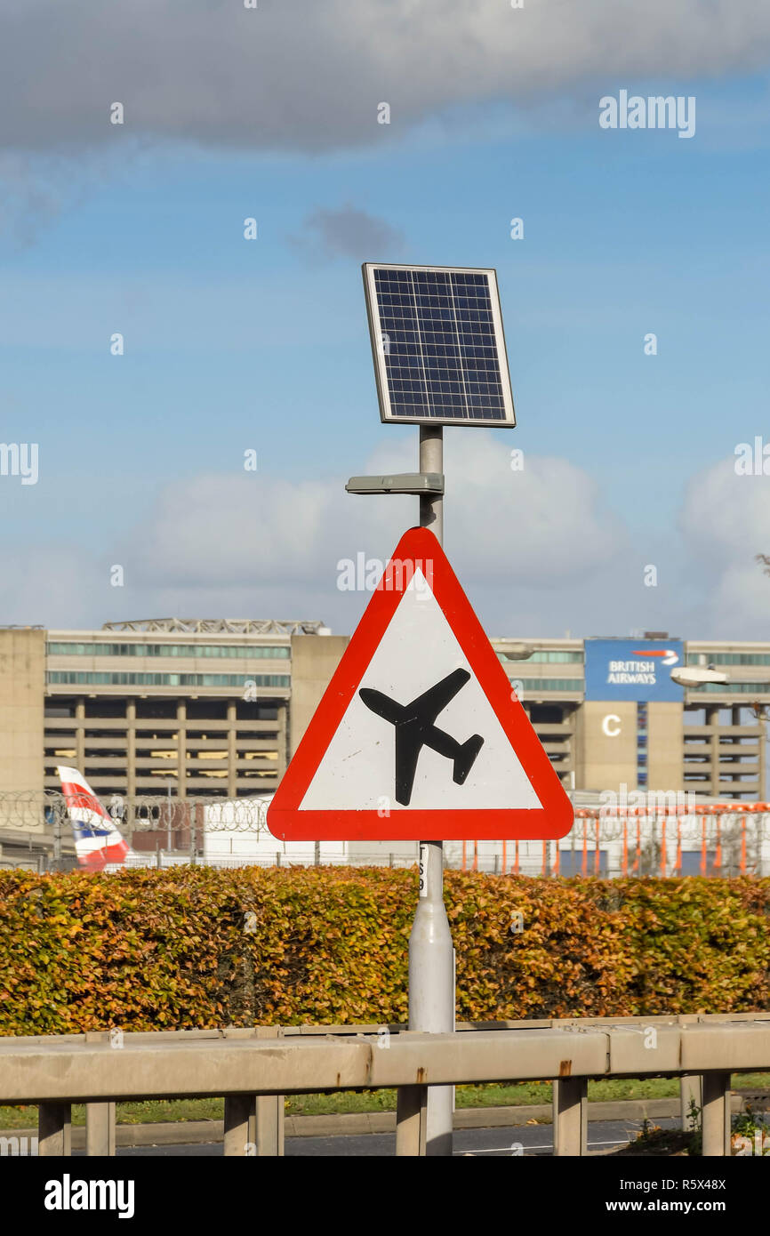 Londra, Inghilterra - Novembre 2018: solare cartello stradale sulla A30 Road a Londra Heathrow Airport gli automobilisti di avvertimento di bassa aeromobile in volo. Foto Stock