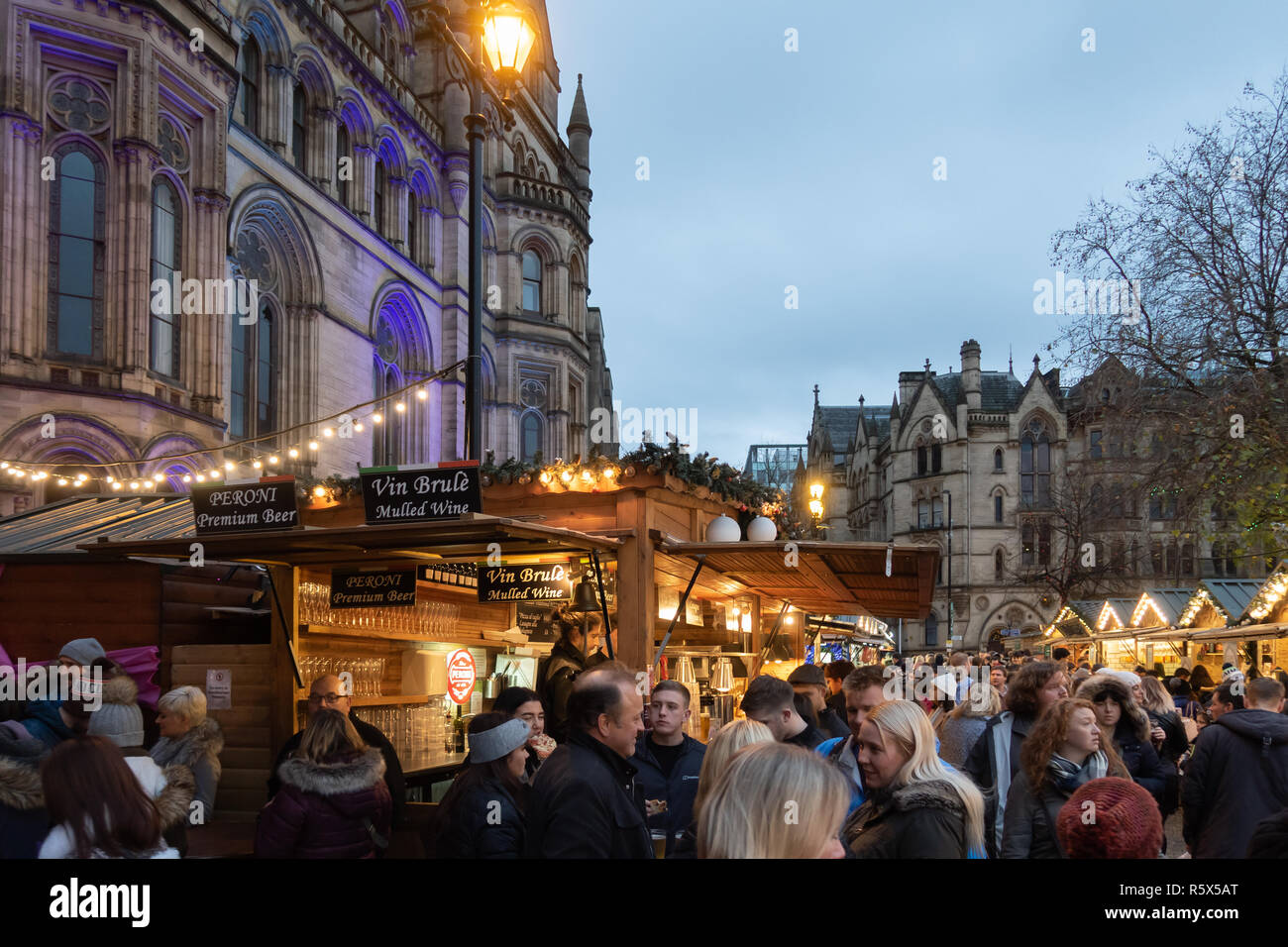 02 dicembre 2018, Manchester Mercatino di Natale, Albert Square. Una bancarella vendendo un vin brulé & birra per gli acquirenti di festa davanti al Municipio. Foto Stock