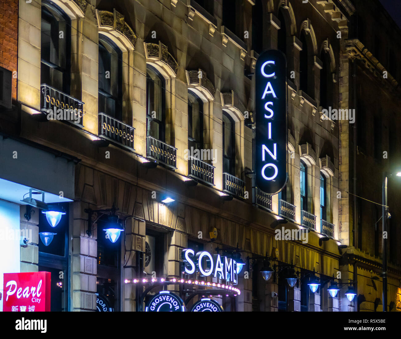 Grosvenor Casino, Soames su George Street, China Town, Manchester REGNO UNITO, Inghilterra. Immagine presa dell'edificio/signage illuminata di notte. Foto Stock