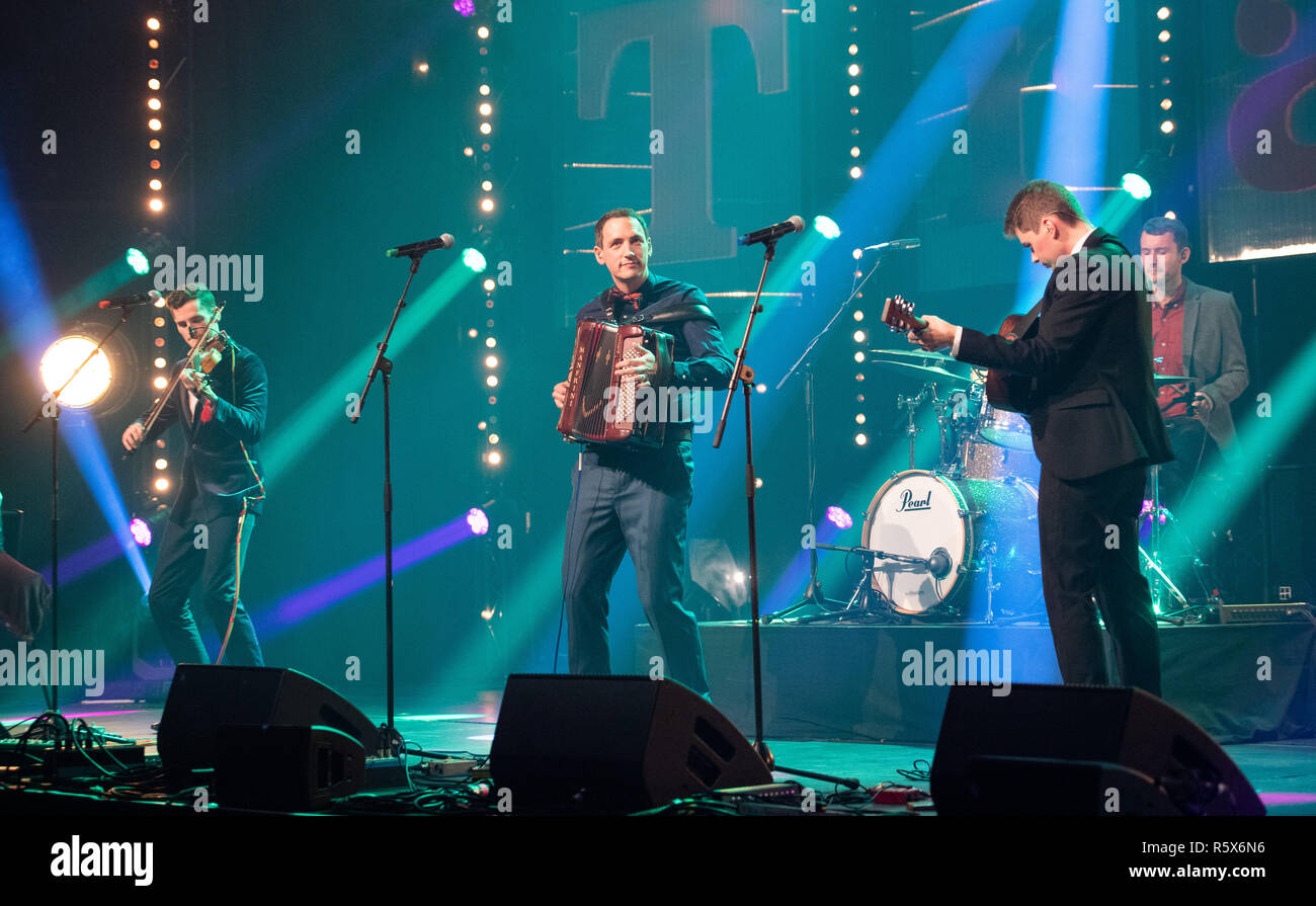 In alto le mani per Trad celebra la Scozia vivace della musica tradizionale di scena a MG Alba musiche tradizionali scozzesi Awards 2018 alla Sala da Concerti di Perth Pi Foto Stock