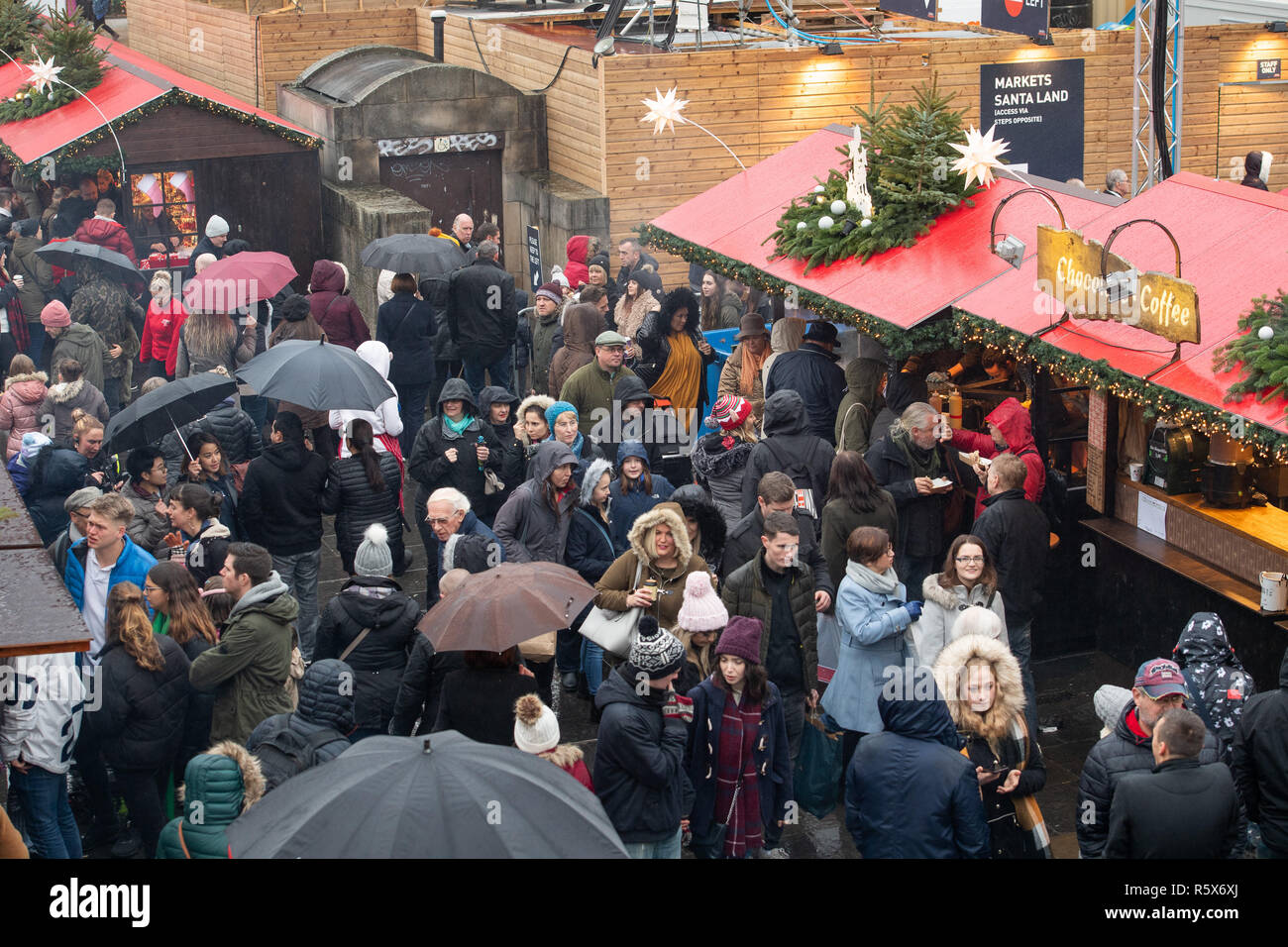 Edinburgh mercatino di Natale, i giardini di Princes street, xmas, folle, affollato Foto Stock