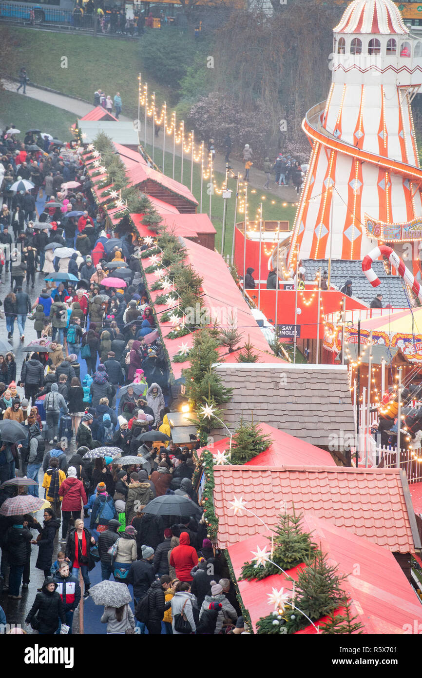 Edinburgh mercatino di Natale, i giardini di Princes street, xmas, folle, affollato Foto Stock