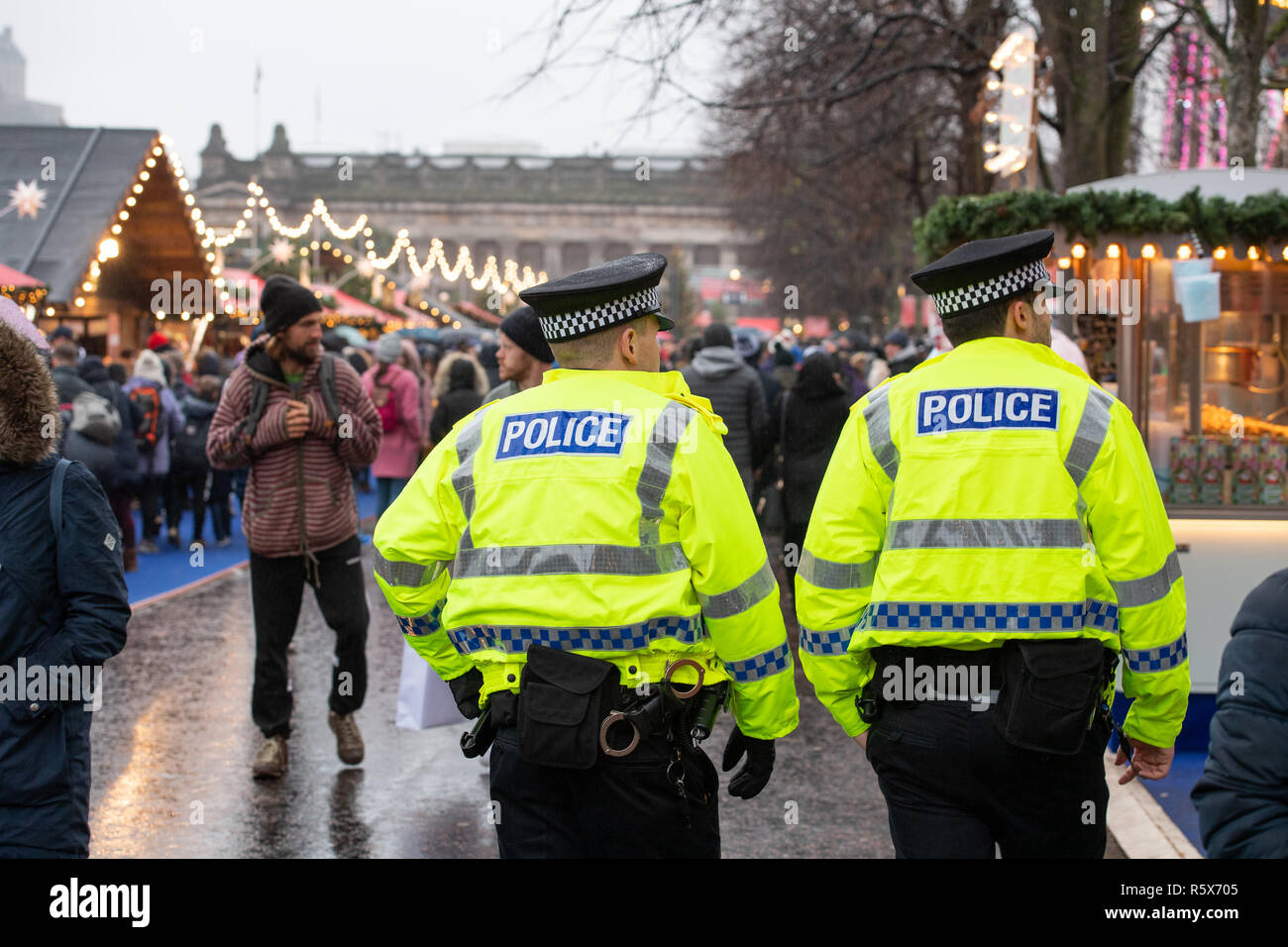 Edinburgh mercatino di Natale, i giardini di Princes street, xmas, folle, affollata, la polizia pattuglia, Beat Foto Stock