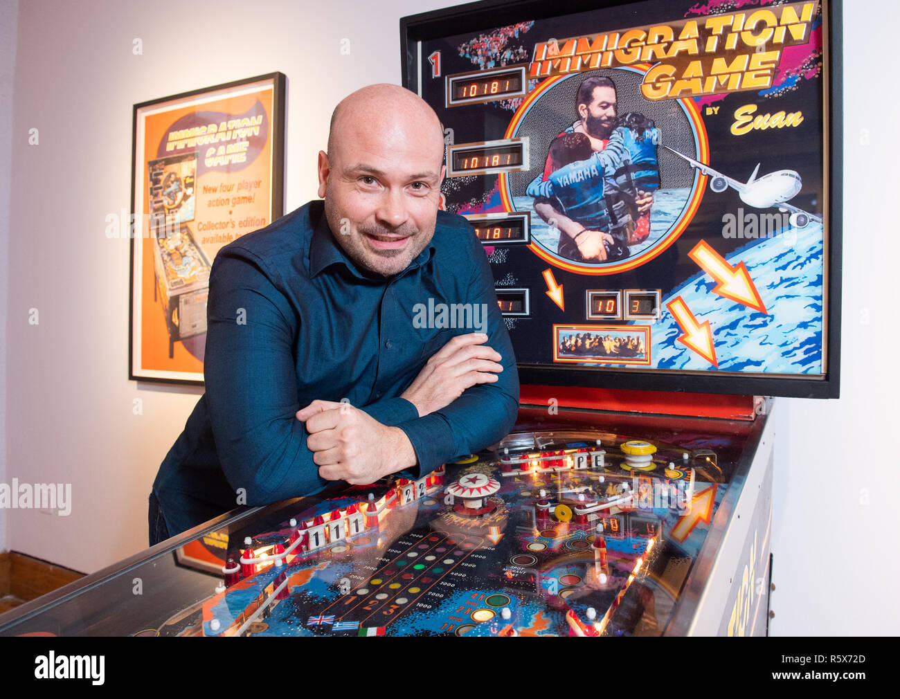 Un altro paese - artisti contemporanei in materia di immigrazione si apre a City Art Centre raffigurato curatore Euan grigio con il suo lavoro "Immigrazione gioco' un reconstr Foto Stock