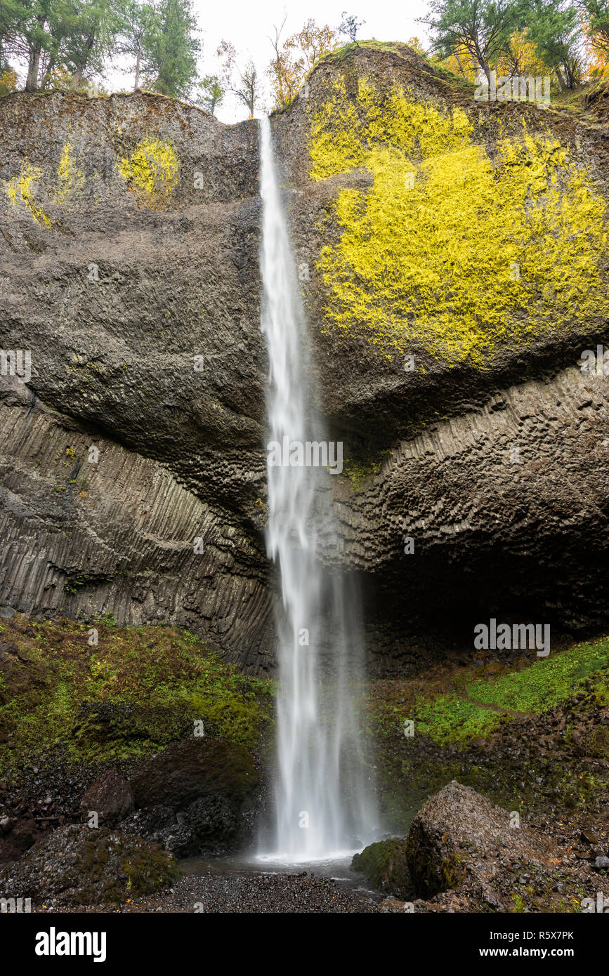 Cascate Multnomah, 630 metri in altezza, Autunno, Multnomah County, O STATI UNITI D'AMERICA, di Dominique Braud/Dembinsky Foto Assoc Foto Stock