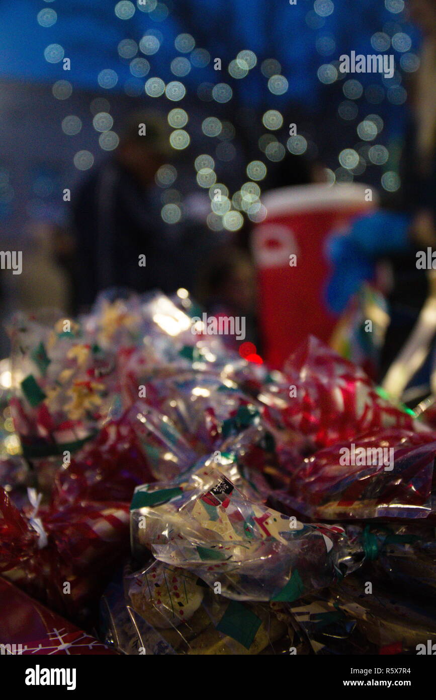 Biscotti di Natale in plastica su una tovaglia. Foto Stock